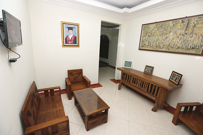 menerima tamu di kost